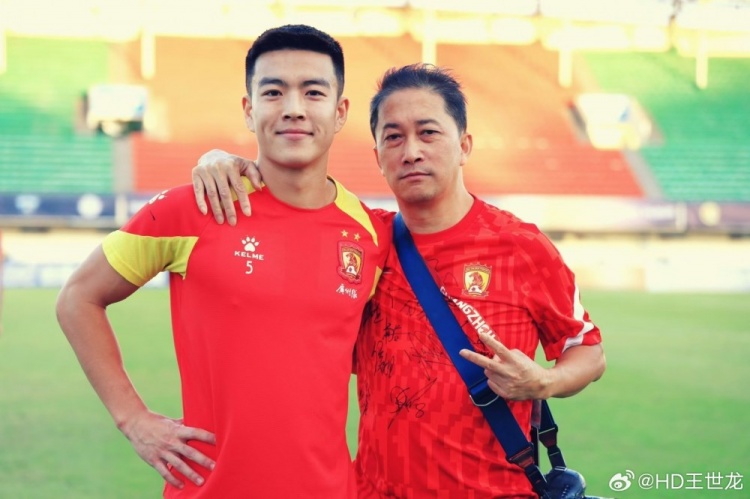 王世龍悼念廣州隊攝影師：每次都帶著笑容喊我龍龍，一路走好毛哥